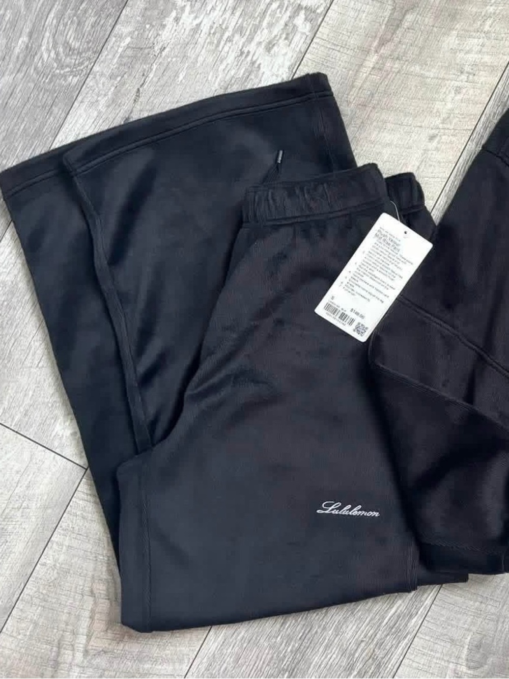 lululemon athletica women’s Black plush velour sweatpants